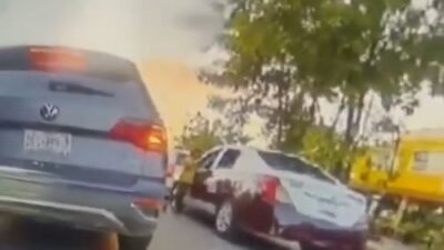 VIDEO: Taxista golpea a una niña que se acercó a venderle dulces