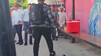 VIDEO: Turista ‘enorme’ da una lección a taxista que le quería ver la cara