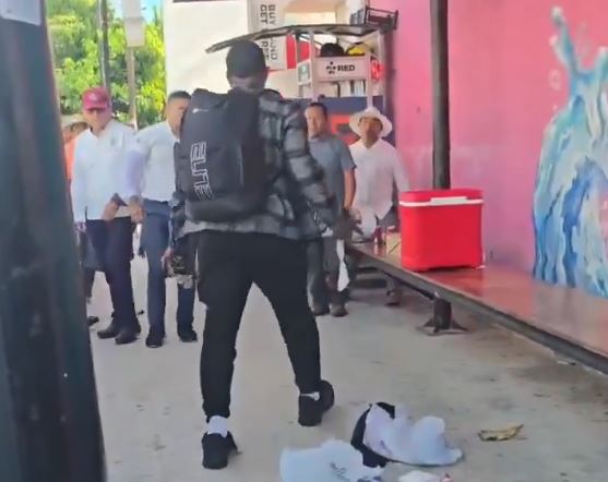 VIDEO: Turista ‘enorme’ da una lección a taxista que le quería ver la cara