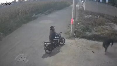 VIDEO: Mujer es atacada por dos asaltantes en moto al amanecer