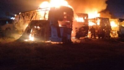 VIDEO: Cuatro camiones de pasajeros son consumidos en un extraño incendio
