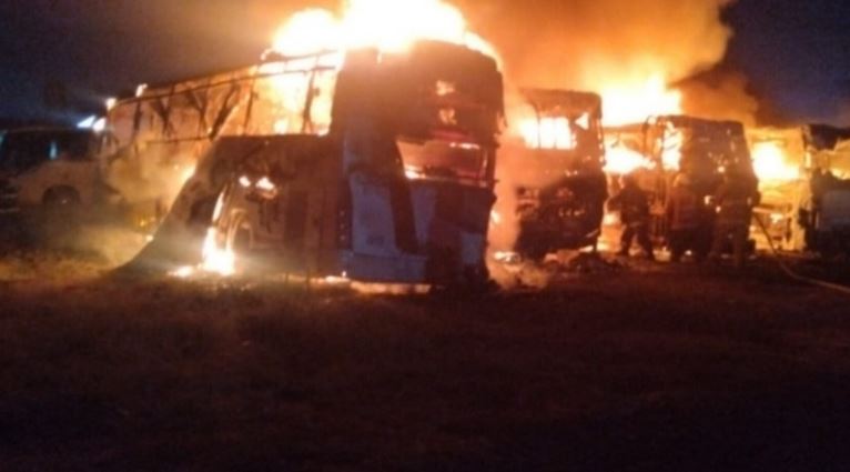 VIDEO: Cuatro camiones de pasajeros son consumidos en un extraño incendio