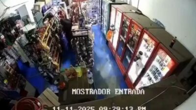 VIDEO: Mujer defiende su tiendita con un cuchillo y ahuyenta a asaltantes