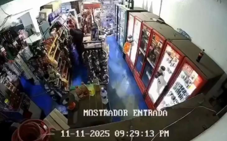 VIDEO: Mujer defiende su tiendita con un cuchillo y ahuyenta a asaltantes