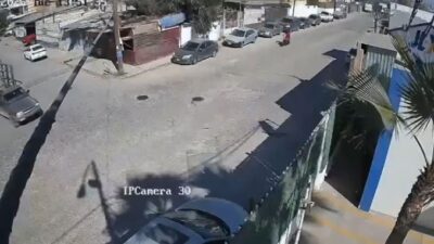 VIDEO: Sujeto en moto se estrella de frente contra una camioneta y termina grave