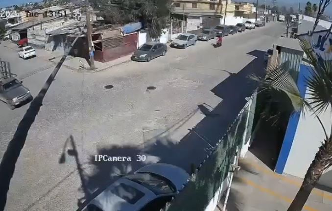 VIDEO: Sujeto en moto se estrella de frente contra una camioneta y termina grave