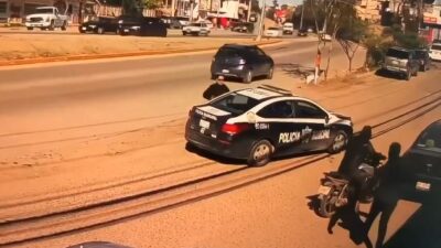 VIDEO: ‘¡Agárrelos!’; policía armado y con patrulla deja escapar a asaltantes