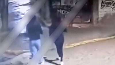 VIDEO: Taxista persigue a dos jovencitas para hacerles tocamientos en Edomex