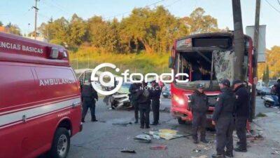 URGENTE: Camión de pasajeros termina contra un poste; hay 15 heridos