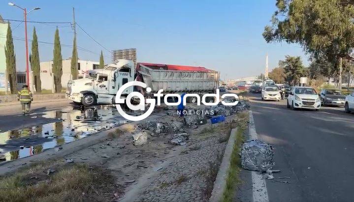 URGENTE: Tractocamión cargado con metal se vuelca; vecinos intentan hacer rapiña