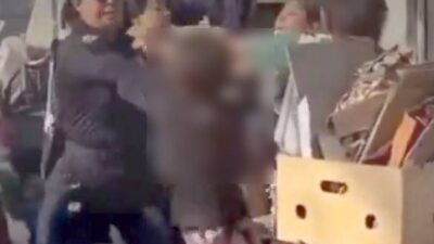 VIDEO: Mujer policía se pone ‘al tú por tú’ con una niña y la golpea
