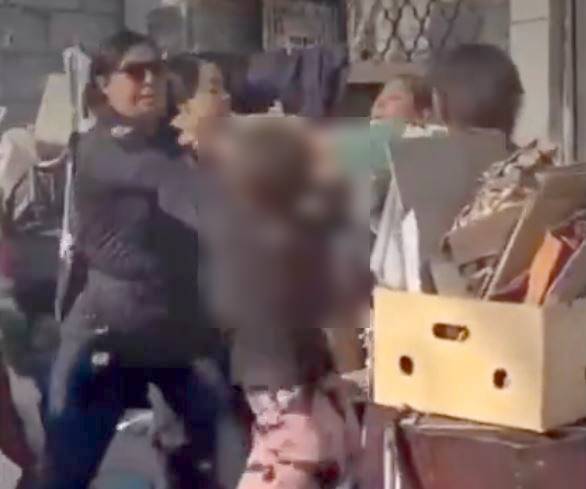 VIDEO: Mujer policía se pone ‘al tú por tú’ con una niña y la golpea