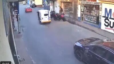 VIDEO: Sujetos golpean a un joven y se lo llevan por la fuerza en un auto