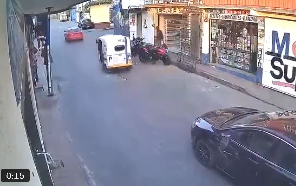 VIDEO: Sujetos golpean a un joven y se lo llevan por la fuerza en un auto