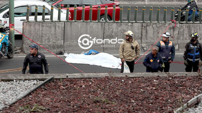 TERRIBLE. Tres hombres viajaban en una moto, chocan y salen disparados; uno murió