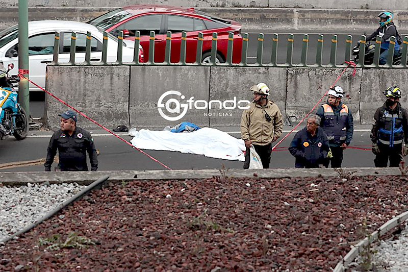 TERRIBLE. Tres hombres viajaban en una moto, chocan y salen disparados; uno murió