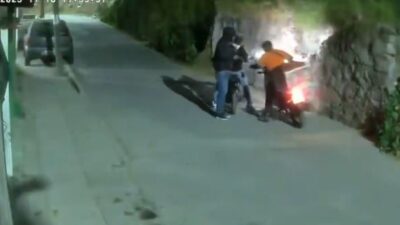 VIDEO: Joven repartidor es encañonado y criminales se llevan su moto en Edomex