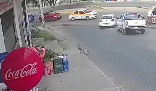 VIDEO: Madre iba con su hija, intentó ganar el paso y las arrollaron