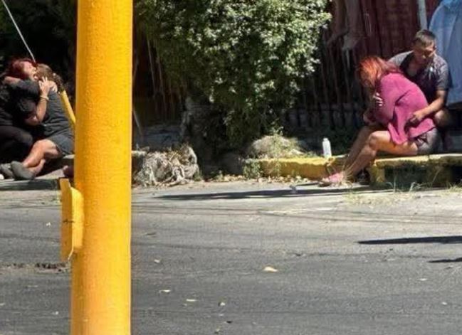 VIDEO: Mujer cae de la azotea de su edificio y muere clavada en una reja