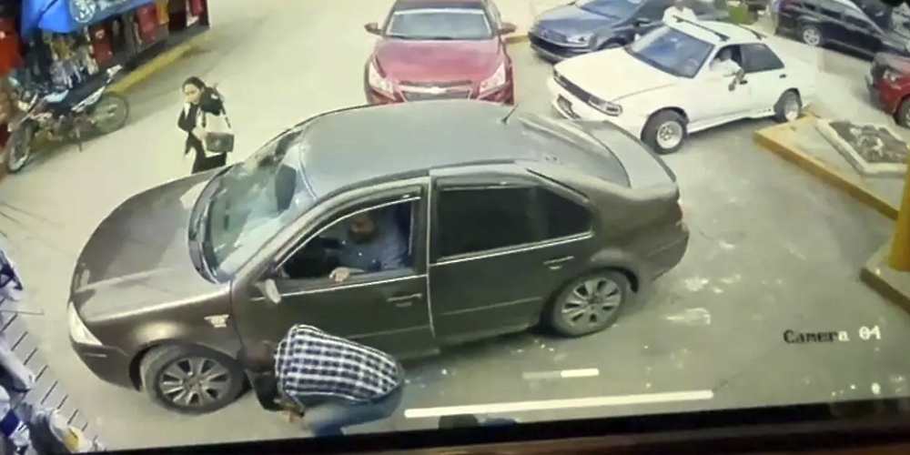 VIDEO: Conductor de Jetta aplasta a una niña que jugaba en el piso