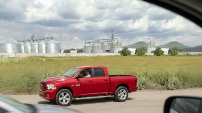 VIDEO. Supuestos policías ministeriales roban, golpean y amenazan familias en carretera de Edomex