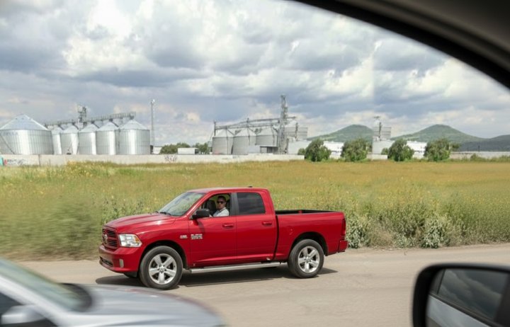 VIDEO. Supuestos policías ministeriales roban, golpean y amenazan familias en carretera de Edomex