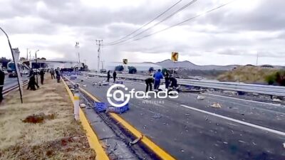 TRAGEDIA. Tráiler cargado de pollos se voltea encima de dos motociclistas en Edomex; ambos murieron