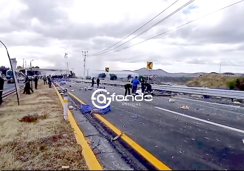 TRAGEDIA. Tráiler cargado de pollos se voltea encima de dos motociclistas en Edomex; ambos murieron