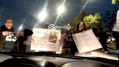 ÚLTIMA HORA. Familiares y amigos de mujer desaparecida cierran la calzada Ignacio Zaragoza y provocan caos vial