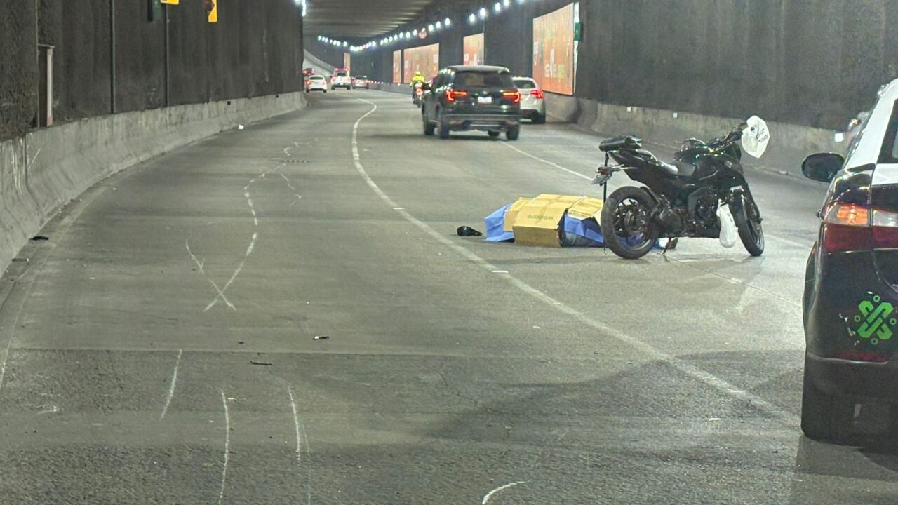 TRAGEDIA: Motociclista iba muy rápido y muere al caer bajo un puente