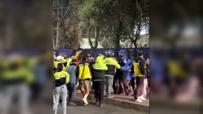 VIDEO: Revendedores enfrentan a policías durante concierto de Bad Bunny