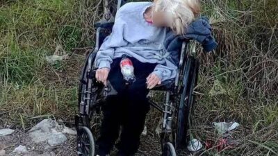 INDIGNANTE: Abandonan a abuela de 90 años en silla de ruedas junto a la carretera