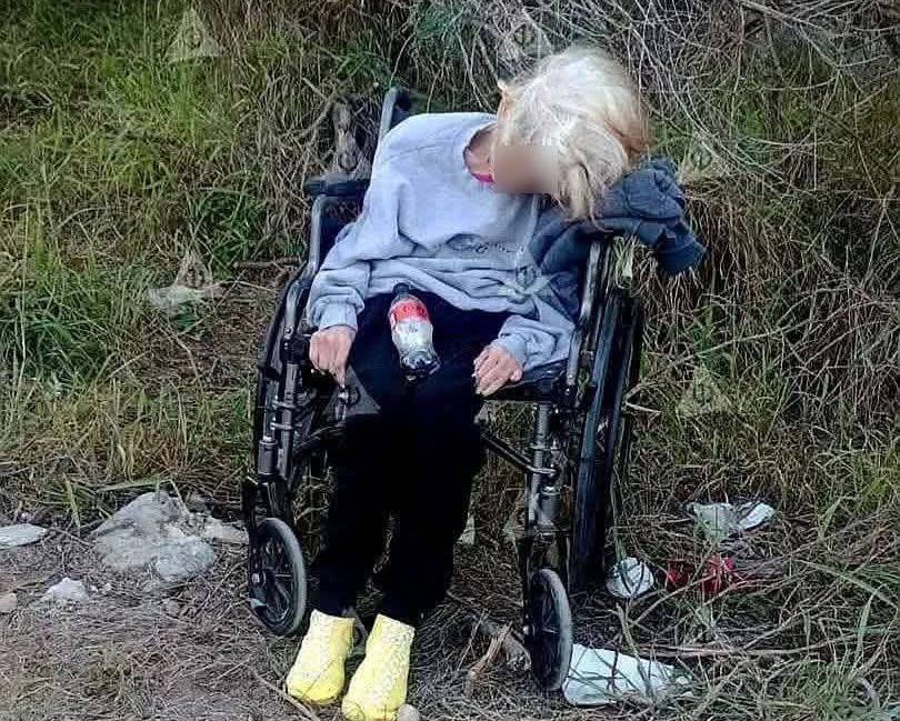 INDIGNANTE: Abandonan a abuela de 90 años en silla de ruedas junto a la carretera
