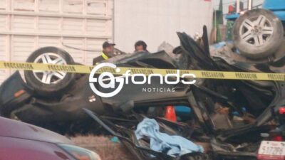 TRAGEDIA. Conductor se estrella contra un semáforo y un tráiler; finalmente termina muerto