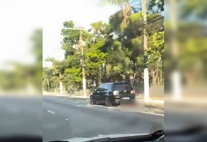 VIDEO: Sujeto arrolla a su ex y la arrastra con su camioneta porque estaba con otro