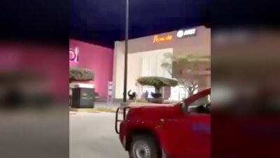 VIDEO: Clientes acusan a ‘viene viene’ de robo y le dan una golpiza