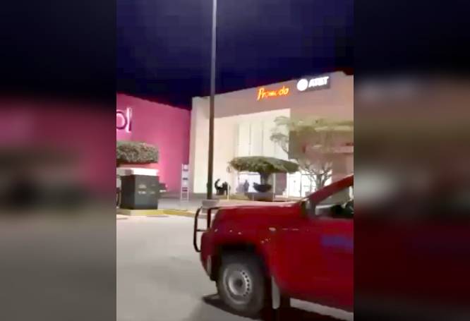 VIDEO: Clientes acusan a ‘viene viene’ de robo y le dan una golpiza