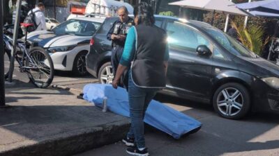 VIDEO: Señor iba al Metro y muere repentinamente en una banqueta