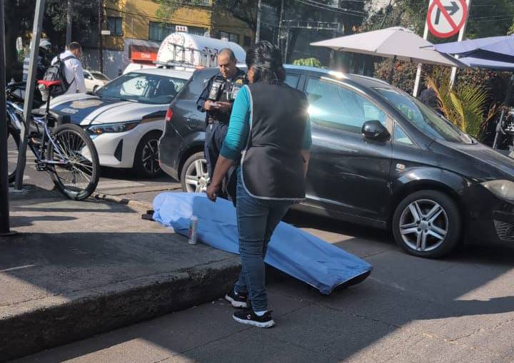 VIDEO: Señor iba al Metro y muere repentinamente en una banqueta