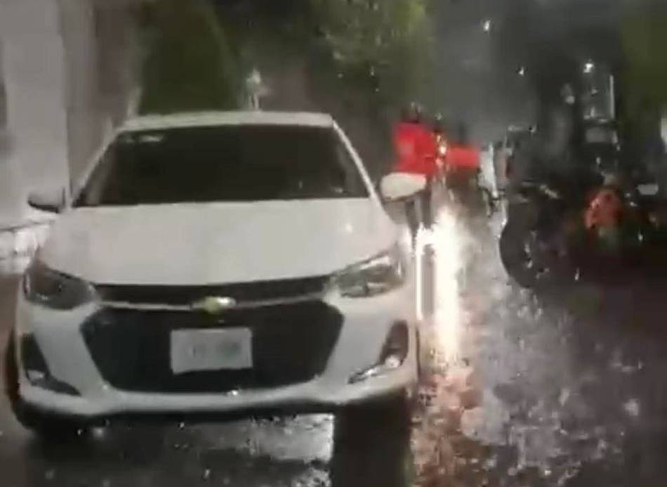 VIDEO. Montachoques armados atacan en grupo y aterrorizan a automovilistas