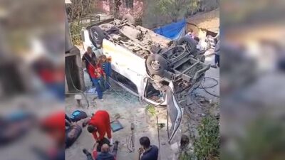 VIDEO: Combi de pasajeros termina volcada en una barranca; hay varios heridos