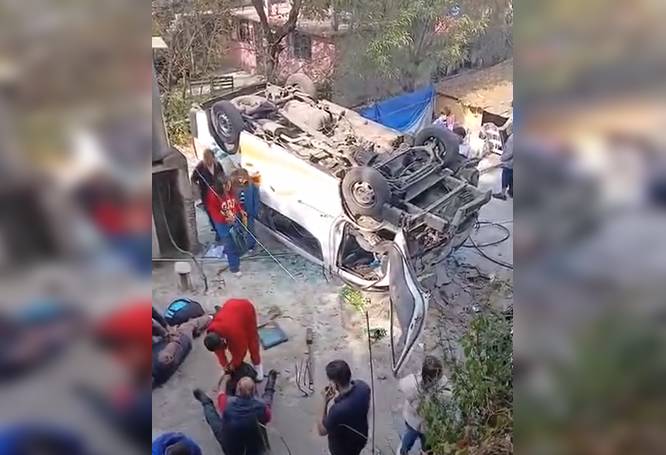VIDEO: Combi de pasajeros termina volcada en una barranca; hay varios heridos