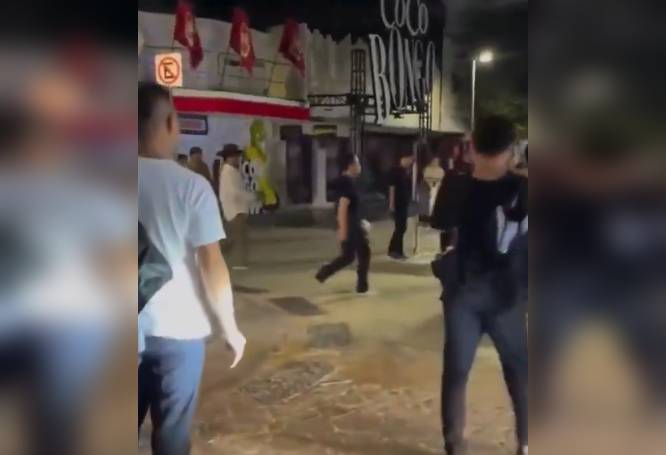 VIDEO: Mexicanos y argentinos arman batalla campal afuera de un antro