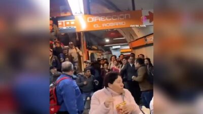 VIDEO: ‘No estorben’; usuarios del Metro quitan del camino a sujetos que se peleaban