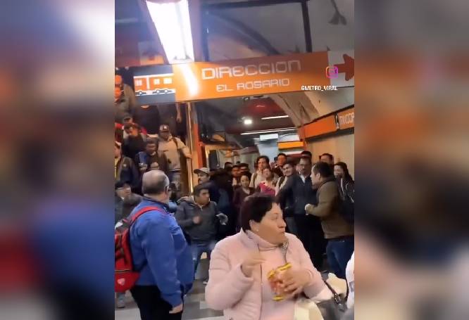 VIDEO: ‘No estorben’; usuarios del Metro quitan del camino a sujetos que se peleaban