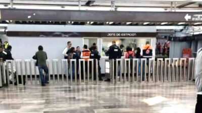 VIDEO: Señora con bultos causa ‘dominó humano’ en escaleras del Metro