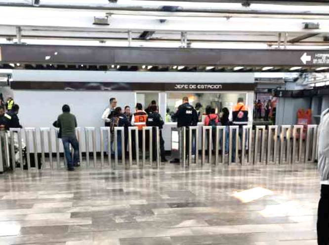 VIDEO: Señora con bultos causa ‘dominó humano’ en escaleras del Metro