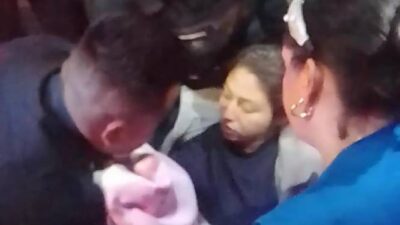 VIDEO: Vecinos y policías auxilian a una mujer y traen al mundo a un bebé sano