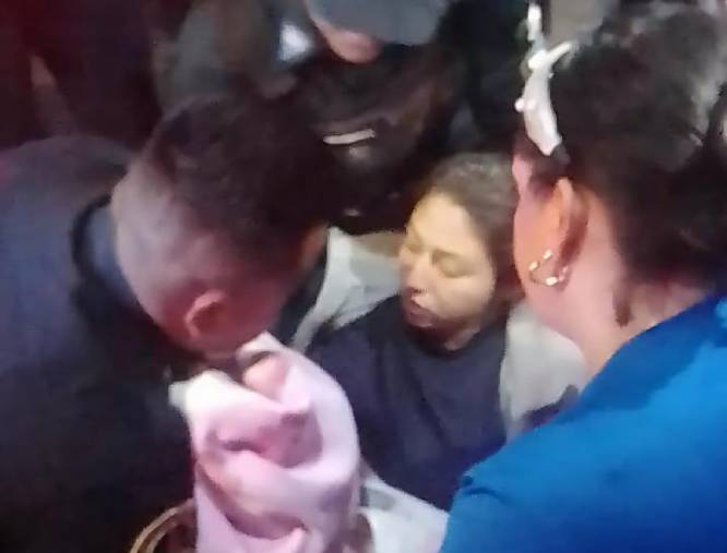 VIDEO: Vecinos y policías auxilian a una mujer y traen al mundo a un bebé sano