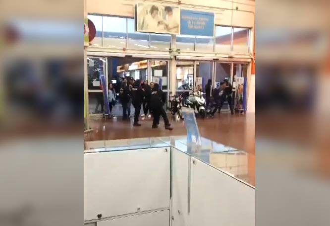VIDEO: Policías van a un Walmart a ser golpeados por una banda de farderos